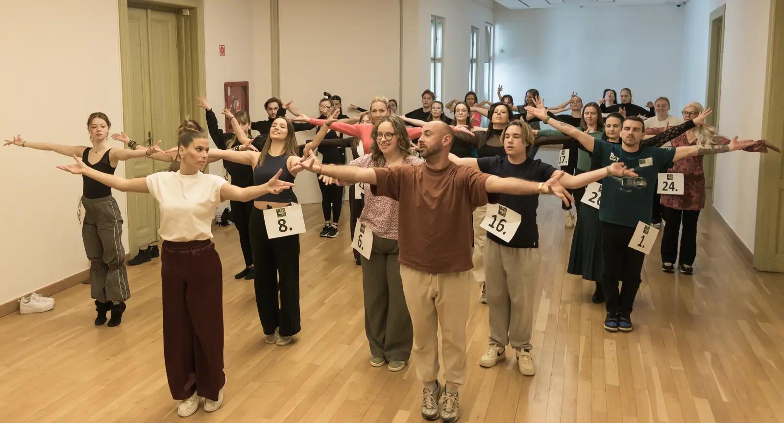 160 jelentkezőből választják ki a Wicked statisztáit