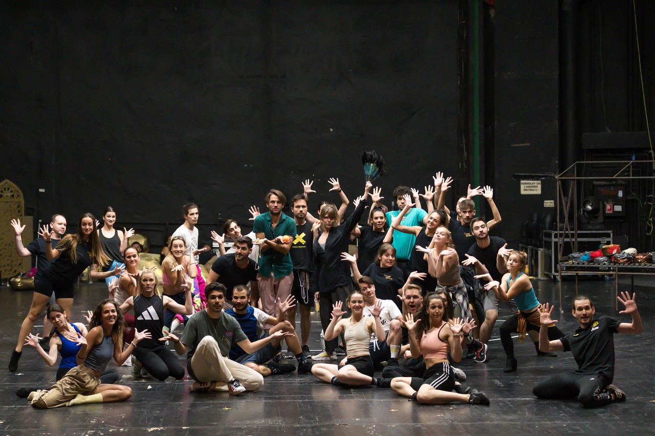 „Mi mindig hiszünk a mesékben” – újra próbál az Ezeregy éjszaka Szegeden